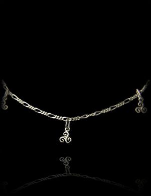 Bracelet de cheville en argent maille figaro avec 5 breloques triskel.