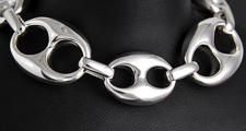 Bracelet en argent en maille gros grain de café en volume, avec un polissage miroir pour un chic...