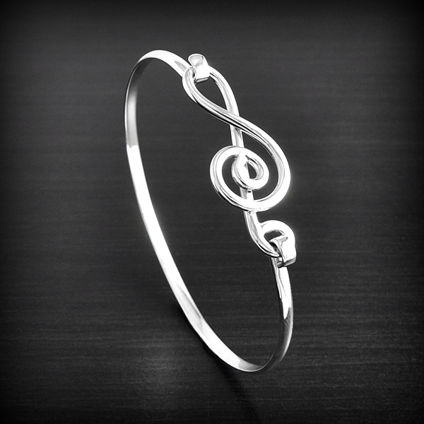 Bracelet rigide en argent orné d'une clef de sol, pour poignet moyen, diminution possible (:6.5cm).