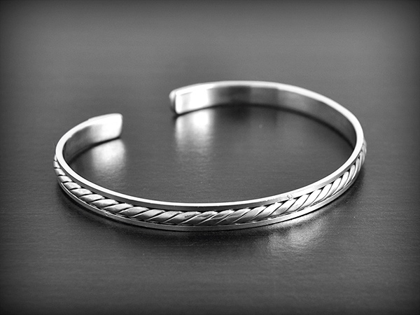 Bracelet rigide ouvert en argent , modèle intemporel (l:6mm, L:18,3 cm).