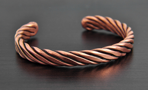 Joli bracelet ouvert mixte tourné en cuivre recuit pour plus de confort. Fabriqué à la main à...