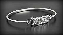 Joli bracelet rigide en argent pour femme orné d'entrelacs celtes ajourés (diam:5.5cm, h:9 mm).