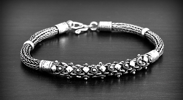 Beau bracelet souple en argent en maille épis sur les côtés et paré de petites fleurs de...