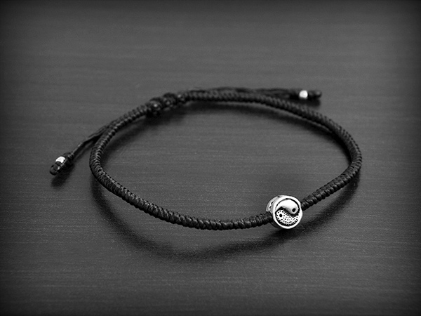 Bracelet réglable en cordelière de lin (fil poissé) très résistant avec au centre une perle plate...