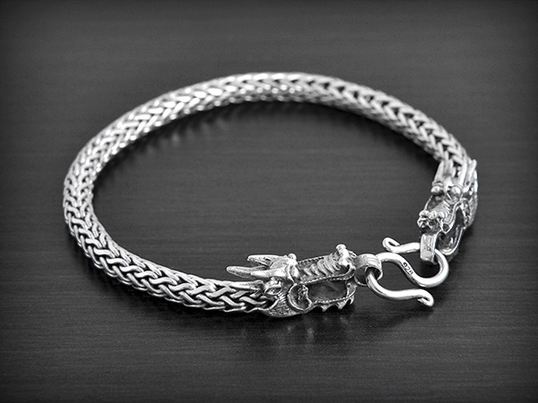 Magnifique bracelet en argent avec maille indonésienne, orné de 2 têtes de dragon en volume au...