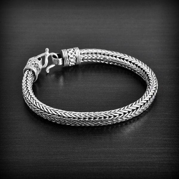 Très beau bracelet en argent avec maille indonésienne légèrement ovalisée pour plus de confort...