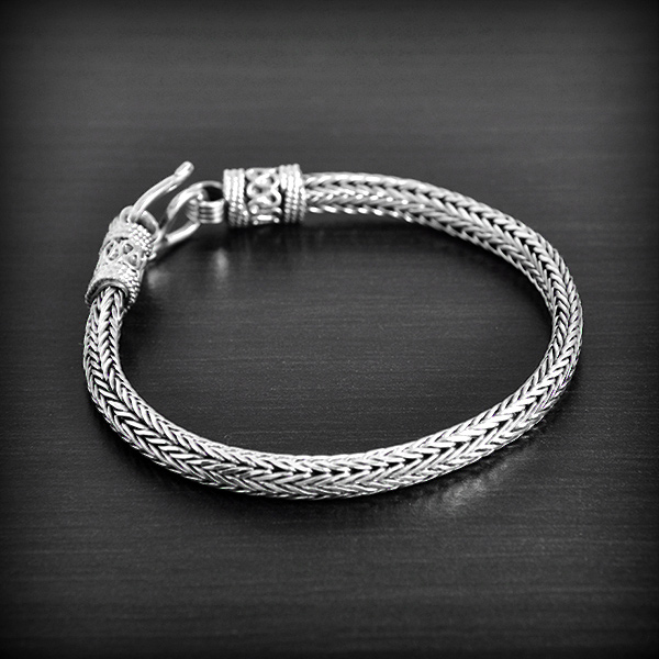 Très beau bracelet souple en argent en maille indonésienne rond ou légèrement ovalisé pour plus...