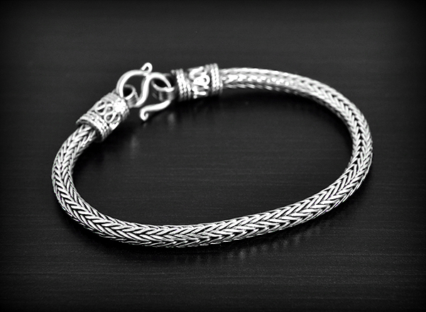 Magnifique bracelet indonésien en argent en maille épi fine, avec fermoir en S (ep:6mm).