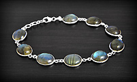 Bracelet en argent sertie de 9 pierres de Labradorite en cabochon, Ce modèle très épuré met en...