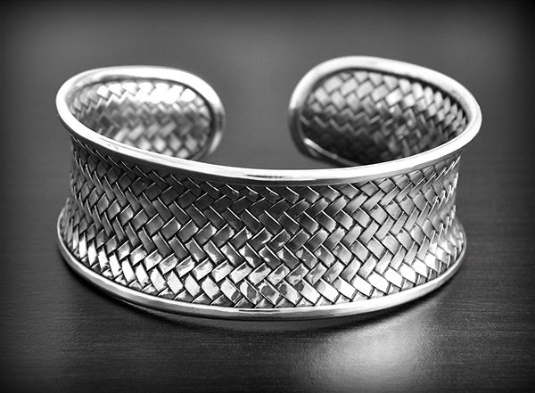 Magnifique bracelet rigide et ouvert en argent assez large en natte thaïlandaise concave (l:25mm...