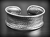 Magnifique bracelet rigide et ouvert en argent assez large en natte tha&iuml;landaise concave (l:25mm...