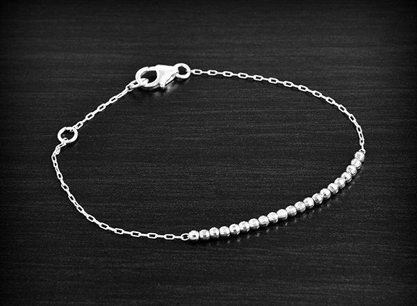 Bracelet raffiné et très tendance  de création originale THEMA composée d'une fine chaîne et...