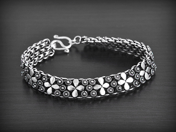 Très beau bracelet en argent, maillage fabrication artisanale, fleur quatre pétales, très...