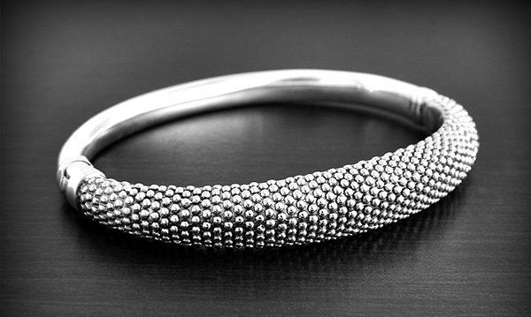 Sublime bracelet rigide et creux en argent façonnée avec un très beau relief façon écailles sur...