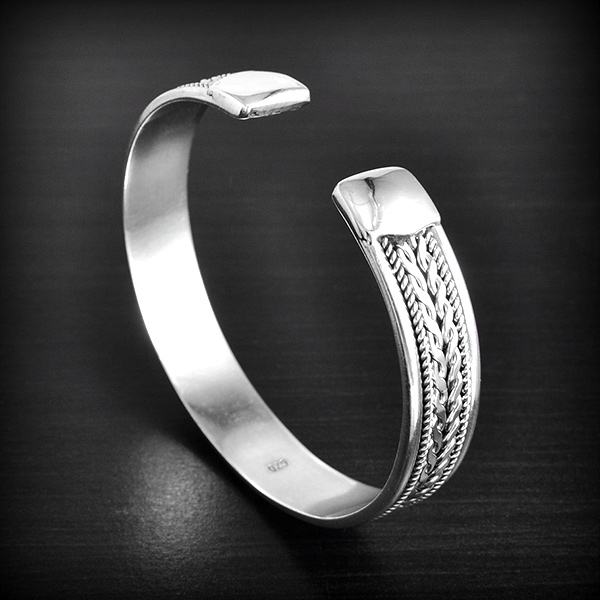 Bracelet plat, ouvert et rigide en argent orné tout le long d'une jolie tresse en relief (L:18cm,...