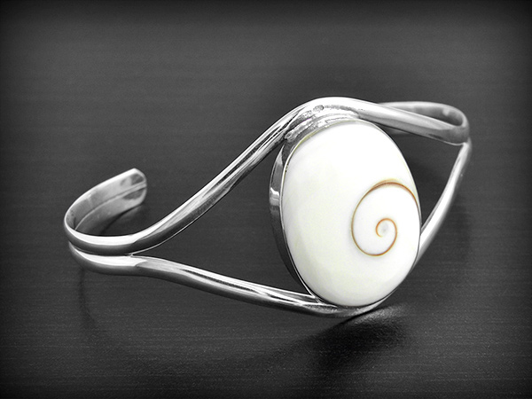 Joli bracelet en argent orné d'un bel il de Sainte Lucie ovale (L:16cm, l:33mm).