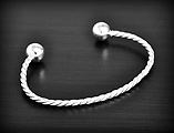 Superbe bracelet esclave rigide en argent d'un lacet torsadé terminé par une boule à chaque...