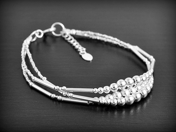 Joli bracelet trois fils argent, très féminin, agréable à porter et réglable en longueur....