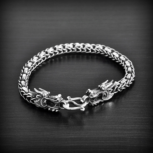 Magnifique bracelet souple en argent composé d'une maille originale rappelant le corps d'un...