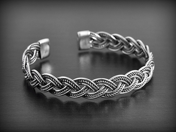 Joli bracelet en argent semi rigide formé d'une tresse. C'est un modèle un peu souple qui peut...
