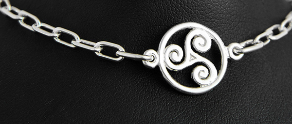Joli bracelet en argent paré d'un médaillon   ajouré d'un triskel breton (L:19cm - ...