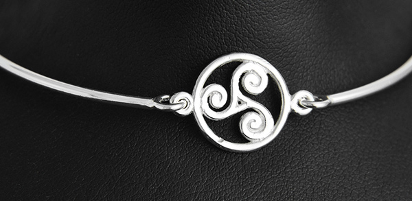 Joli bracelet semi rigide en argent d'un triskel breton cerclé, avec fermoir sécurité mousqueton...