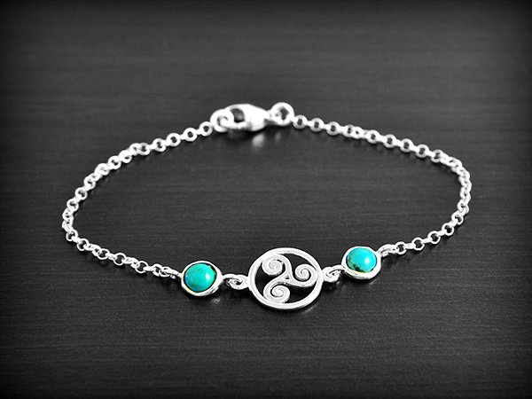 Bracelet Celtique de fabrication Française en plaqué or, le modèle argent est épuisé, deux...