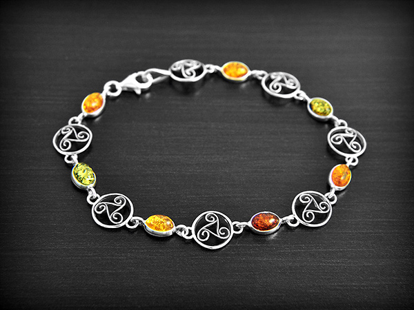 Bracelet celtique en argent avec 7 petits Triskels cerclés, ajourés et légèrement bombés, séparés...