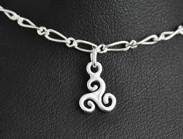 Bracelet fin en argent paré de 5 petits triskels bretons en breloques, maille cheval...