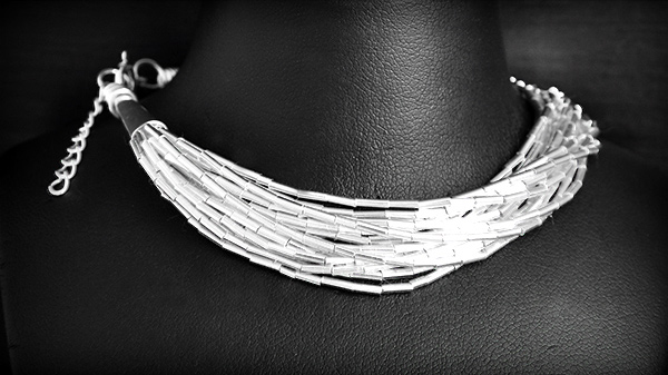 Superbe bracelet souple en argent composé d'une multitude de fils tubés, c'est un modèle très...