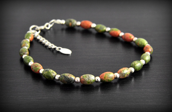 Charmant bracelet couple en argent composé de perles calibrées allongées en pierre d'Unakite....