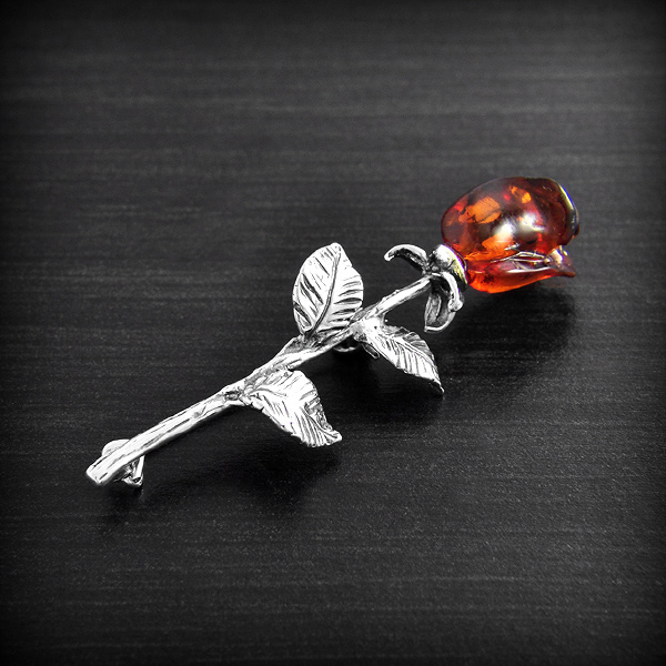 Très jolie broche d'une rose en volume en argent  dont les pétales sont en ambre véritable de la...