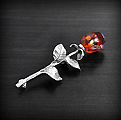 Tr&egrave;s jolie broche d'une rose en volume en argent  dont les p&eacute;tales sont en ambre v&eacute;ritable de la...