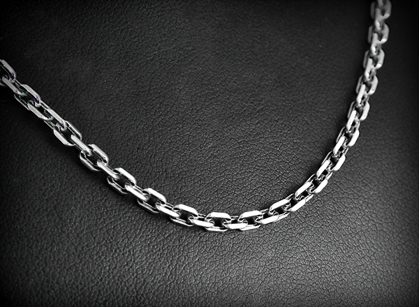 Chaîne en argent maille forçat épaisse et carrée plutôt masculine (l:3mm).