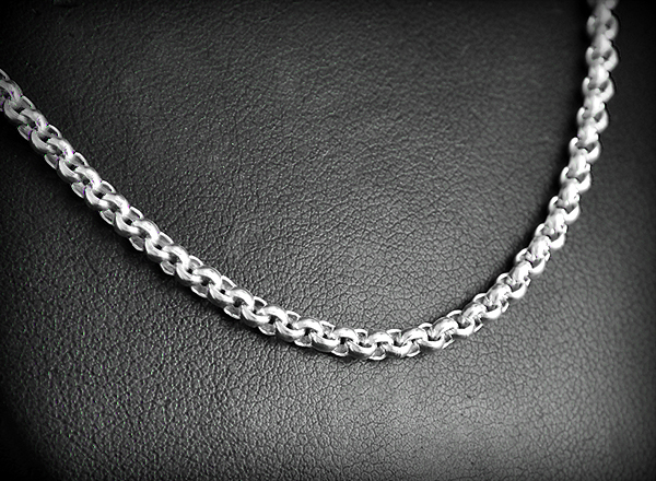 Chaîne en argent en maille jaseron assez épaisse et plutôt mixte (l:2mm).