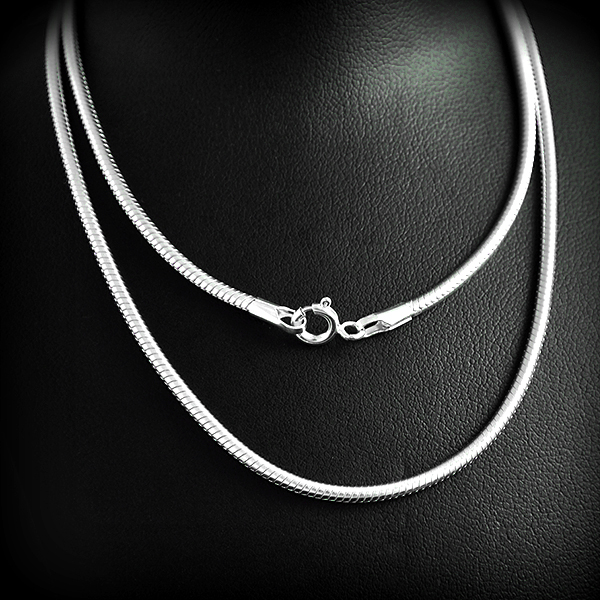 Magnifique chaîne en argent en maille serpent souple (l:2mm).