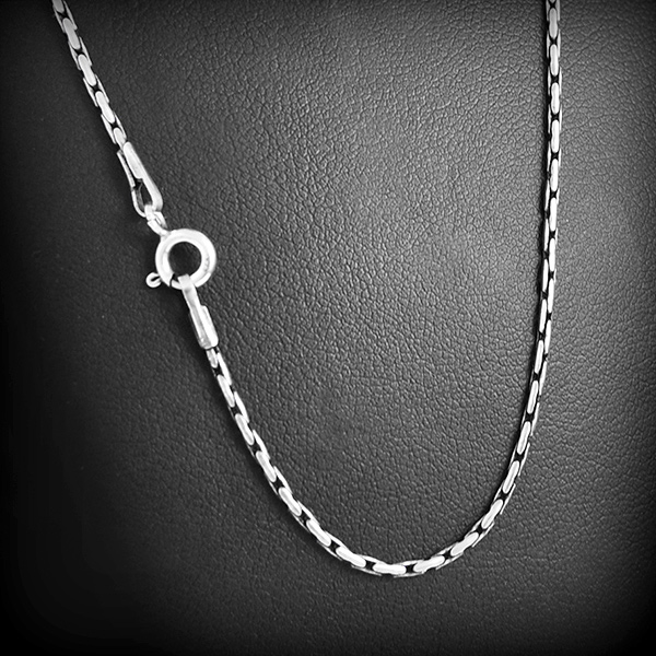Très belle chaîne maille longue forçat en argent oxydé de fabrication artisanale (l:1,5 mm).