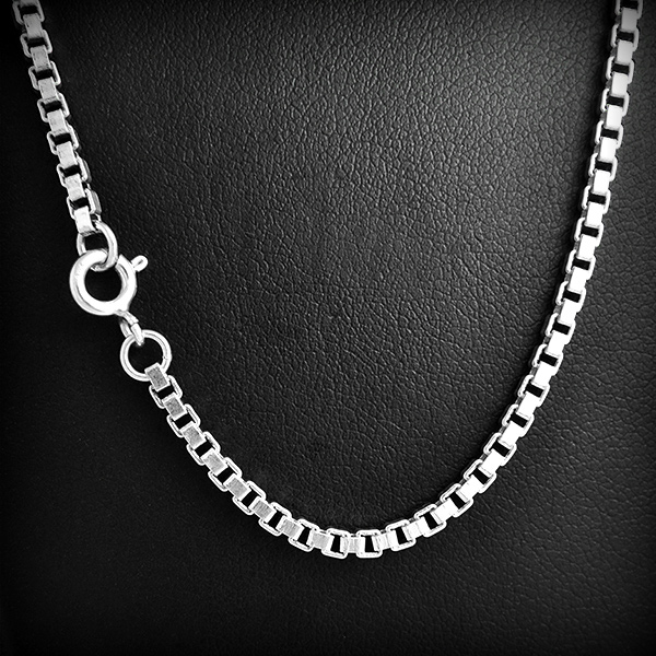 Chaîne en argent avec maille vénitienne originale et plutôt masculine, elle est idéale pour...