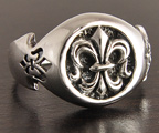 Chevalière en argent d'une splendide fleur de lys en volume et orné d'une fleur de lys ajourée de...