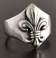 Bague chevalière en argent avec fleur de Lys en volume (hauteur 21mm).