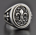 Chevalière en argent avec fleur de lys ornée de zircons noirs ou blancs (h:23mm). 