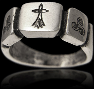 Chevalière en argent, très beau modèle artisanal avec une hermine bretonne au centre et un...