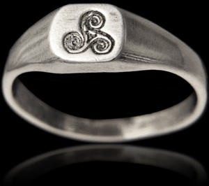 Chevalière en argent avec le Triskel breton  gravé, modèle épuré mixte (h:7mm).
