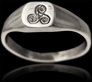 Chevalière en argent avec le Triskel breton  gravé, modèle épuré mixte (h:7mm).