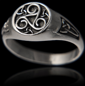 Chevalière en argent Celtique, Triskel et entrelacs "trinité" . (h:10mm).
