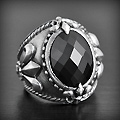 Bague gothique en argent parée d'un zirconium noir ou rouge facetté et de 4 fleurs de lys en...