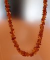 Collier chic en ambre véritable couleur cognac, taillé brut puis poli pour plus de confort. Belle...
