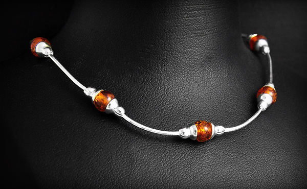 Ravissant collier en argent en maille serpent et perles d'ambre v&eacute;ritable de la mer Baltique...