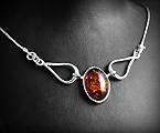 Très joli collier en argent en maille serpent, et parée d'une belle pierre d'ambre véritable de...