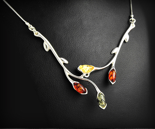 Ravissant collier en argent en maille serpent formé de deux branches ornées de petites pierres...